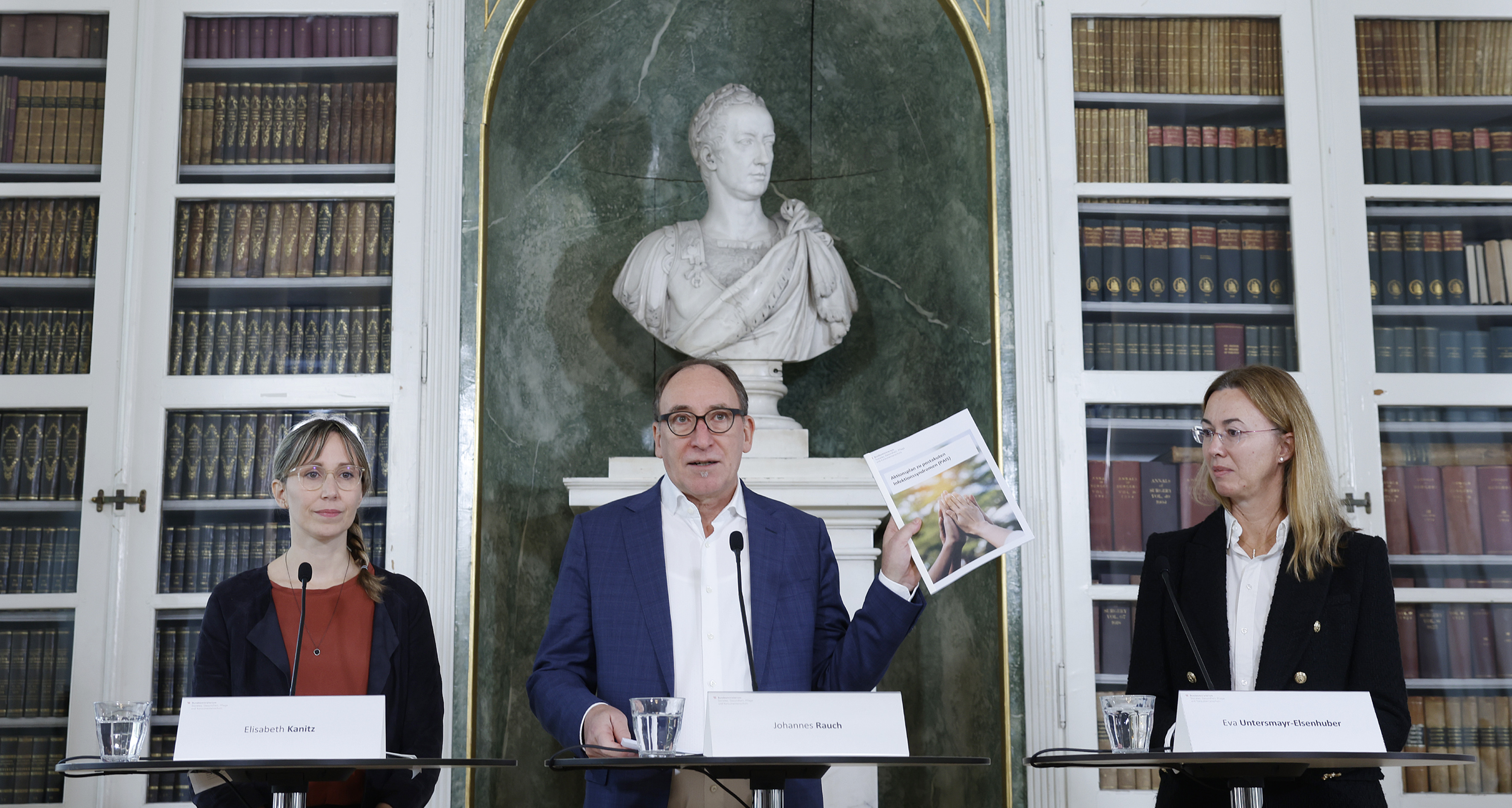 Von links: Elisabeth Kanitz, Gesundheit Österreich GmbH; Johannes Rauch, Gesundheits- und Sozialminister; Eva Untersmayr-Elsenhuber, Medizinische Universität Wien, Leiterin des Nationalen Referenzzentrums für postvirale Syndrome