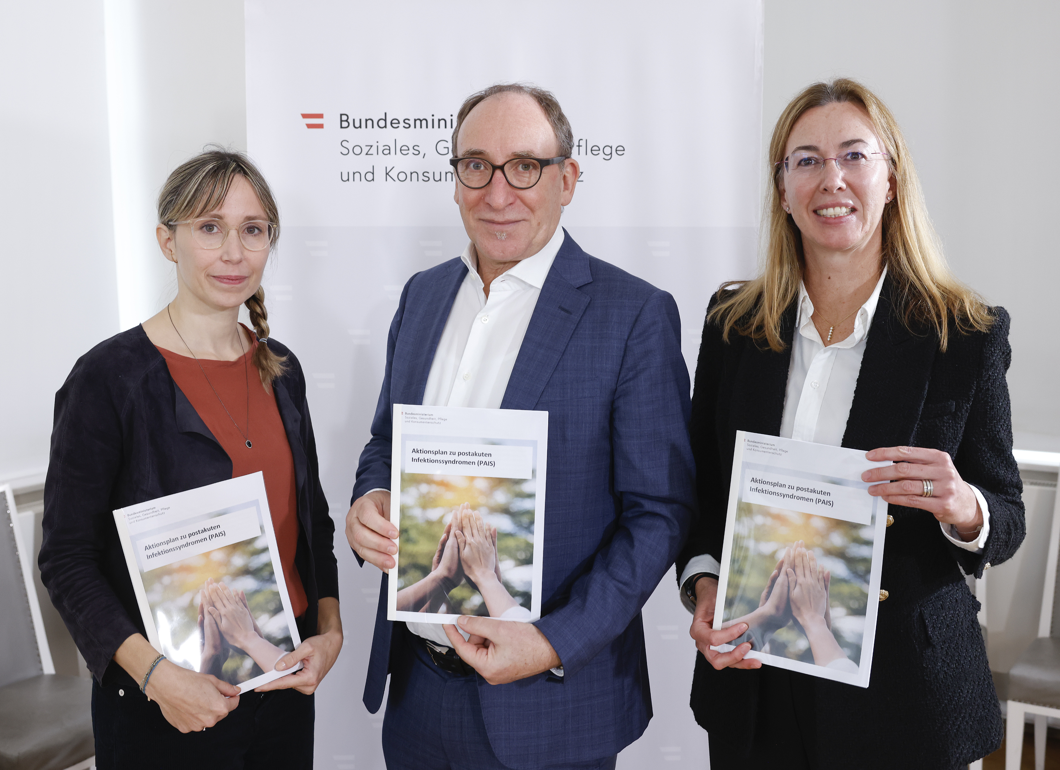 Von links: Elisabeth Kanitz, Gesundheit Österreich GmbH; Johannes Rauch, Gesundheits- und Sozialminister; Eva Untersmayr-Elsenhuber, Medizinische Universität Wien, Leiterin des Nationalen Referenzzentrums für postvirale Syndrome