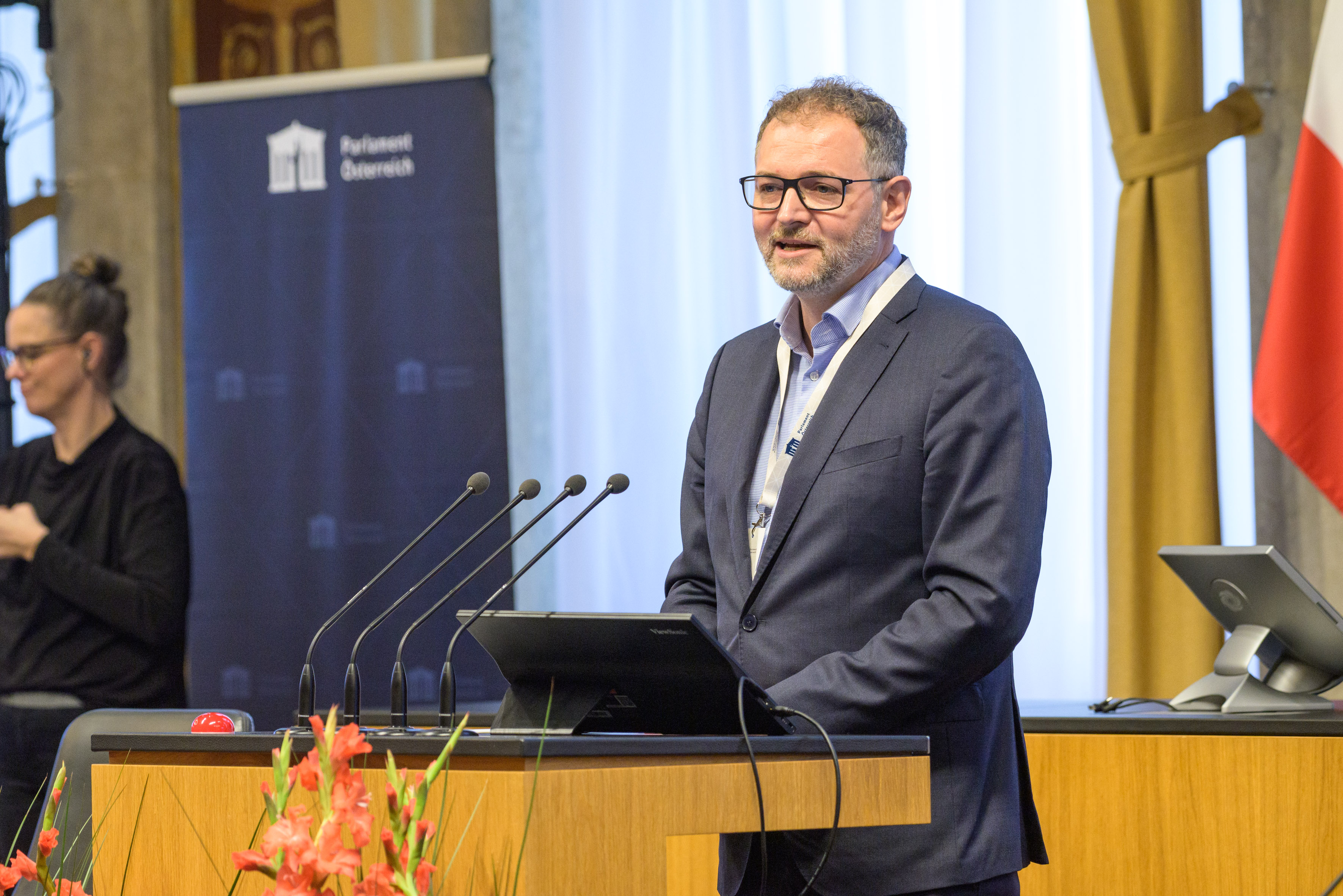 Am Redner:innenpult: Leiter der Abteilung Gesundheitsökonomie und -systemanalyse, Gesundheit Österreich, Florian Bachner.