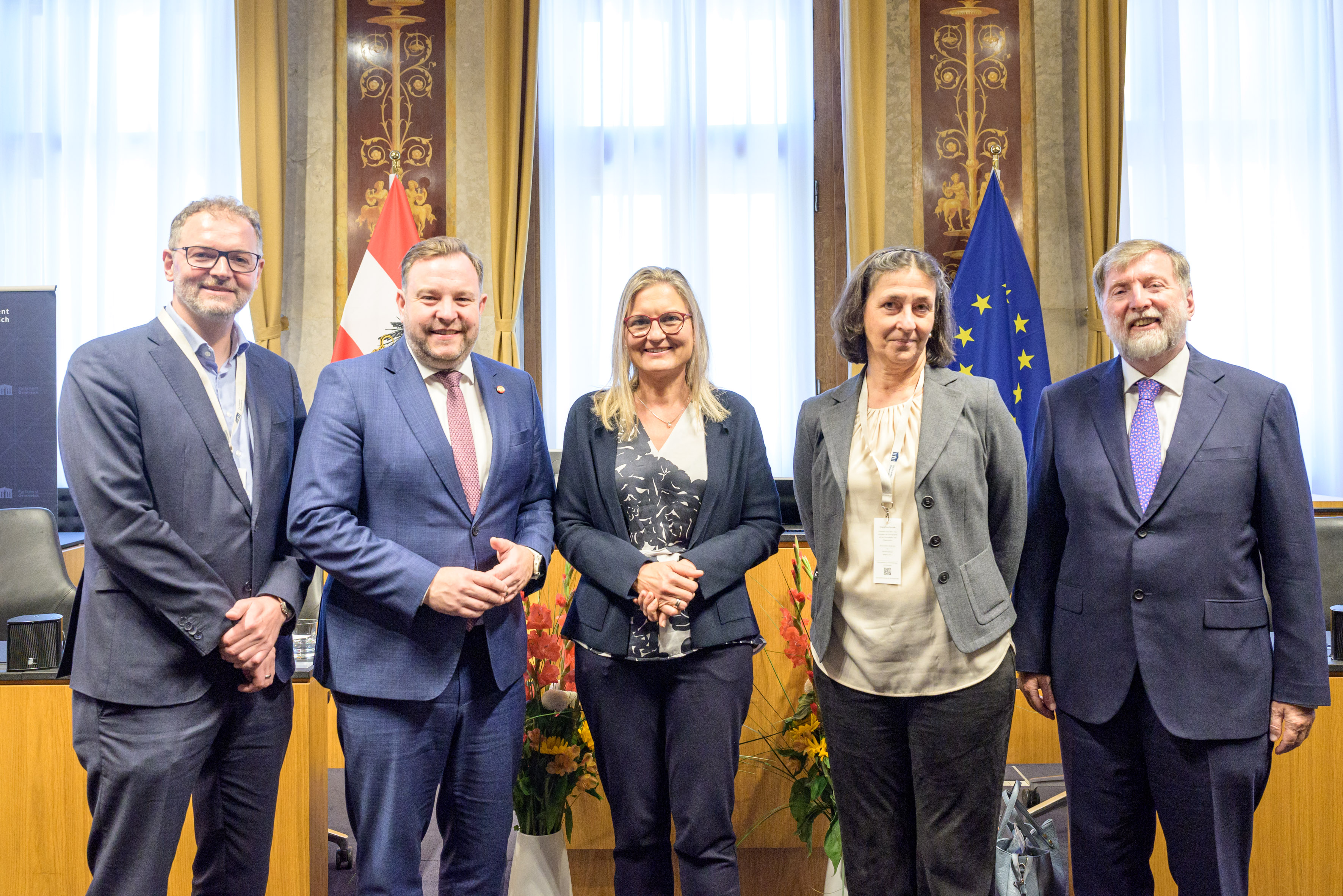 Gruppenfoto. Von links: Leiter der Abteilung Gesundheitsökonomie und -systemanalyse, Gesundheit Österreich, Florian Bachner, Bundesratspräsident Franz Ebner (ÖVP), Bundesrätin Claudia Hauschildt-Buschberger (GRÜNE), Health Economics and Health Policy Senior Researcher, Sprecherin für Pflege,.Institut für Höhere Studien Monika Riedel, Leiter des Kompetenzzentrum für Gerontologie und Gesundheitsforschung, Karl Landsteiner Privatuniversität für Gesundheitswissenschaften Bundesrat Franz Kolland.