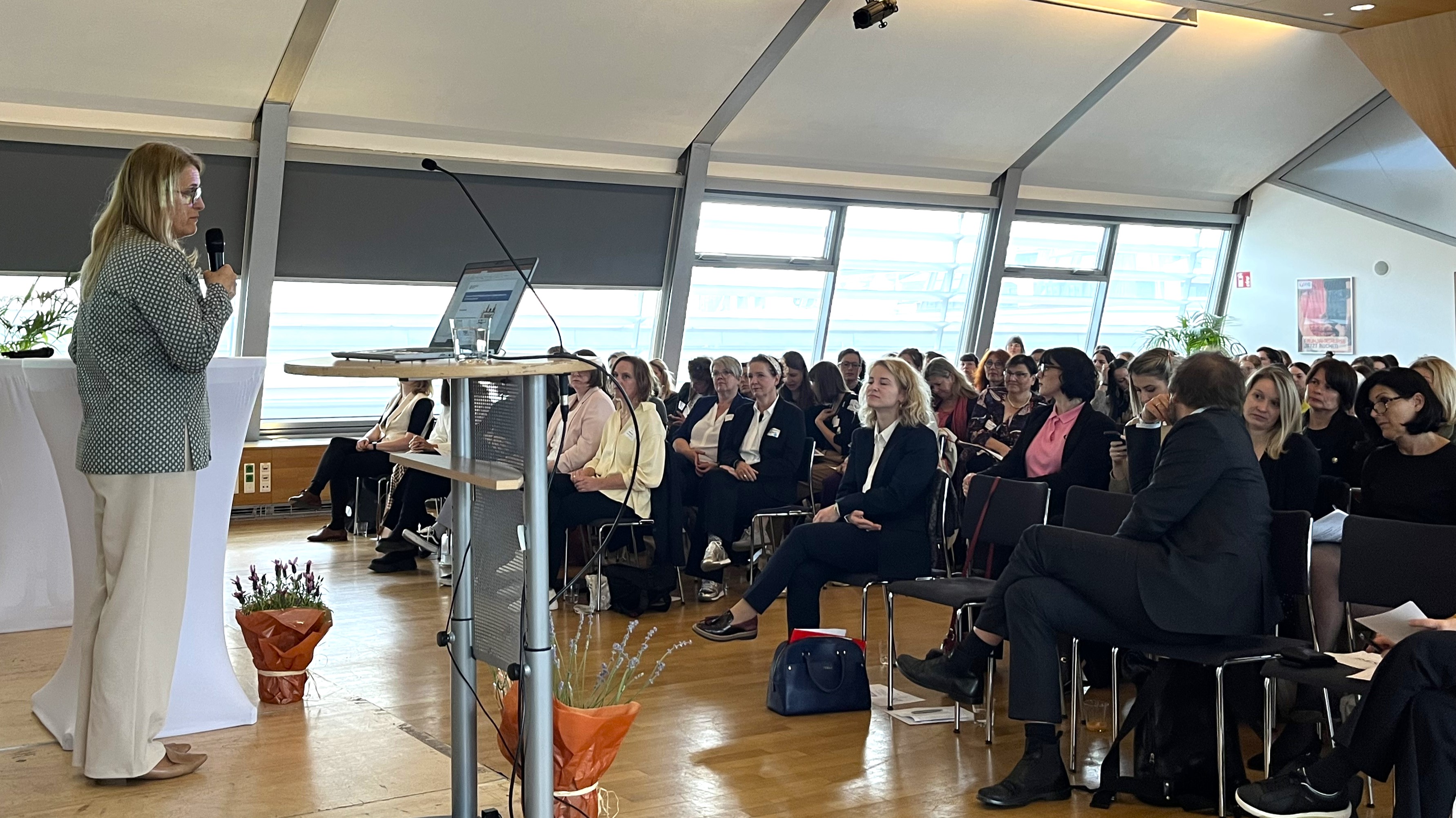 Vortrag beim 8. FrauenGesundheitsDialog – Fokus auf Altersdiversität und digitale Teilhabe.