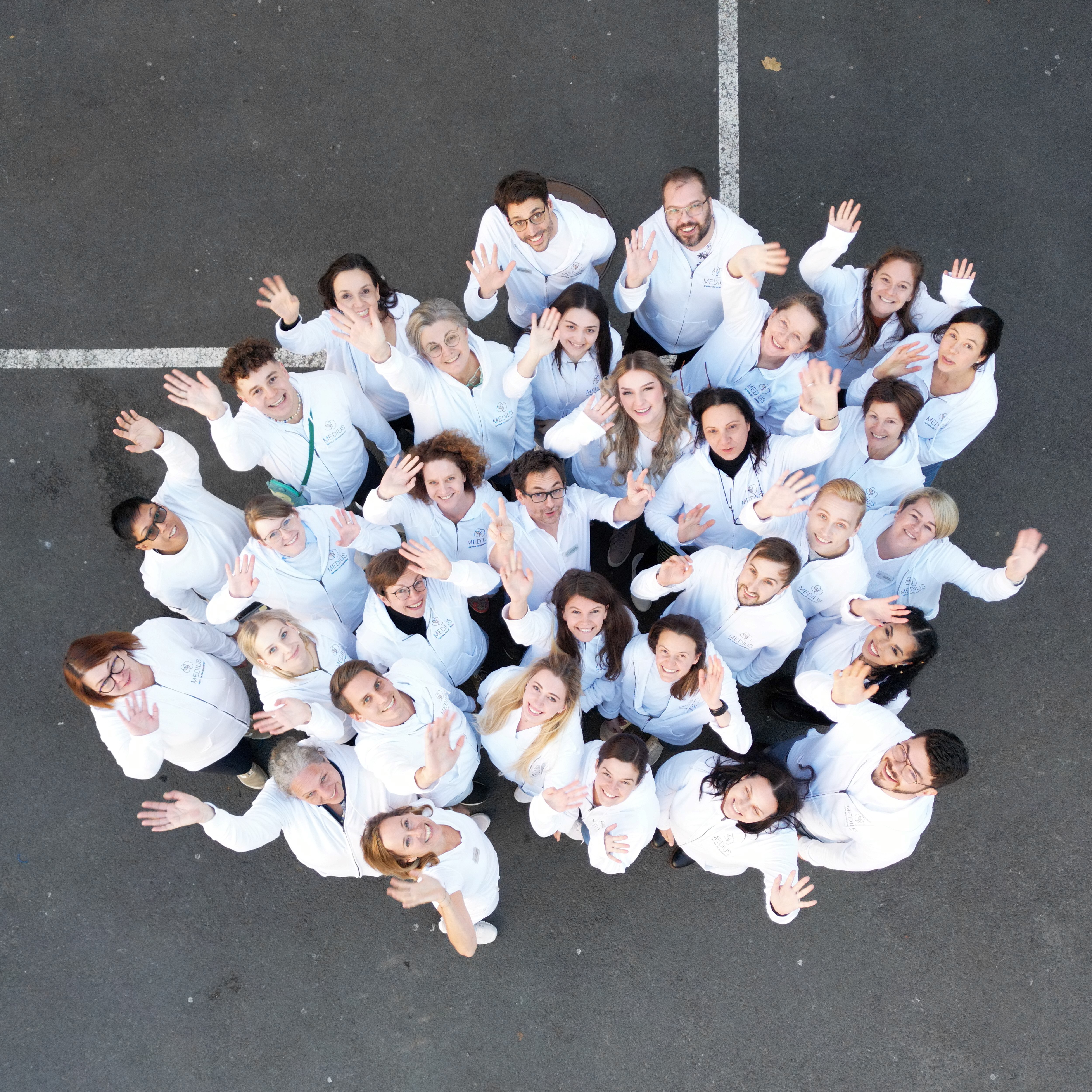 Luftaufnahme des Medius-Teams – Preisträgerprojekt beim Best Practice Award 2024 für klimafreundliche Gesundheitseinrichtungen.