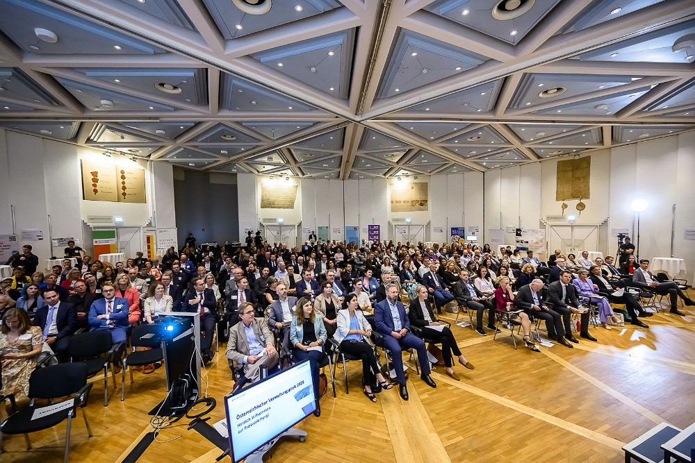 Blick in den prall gefüllten Veranstaltungssaal bei der Verleihung des Österreichischen Verwaltungspreises 2025. Zahlreiche Gäste aus Verwaltung, Politik und Organisationen verfolgen die Preisverleihung.