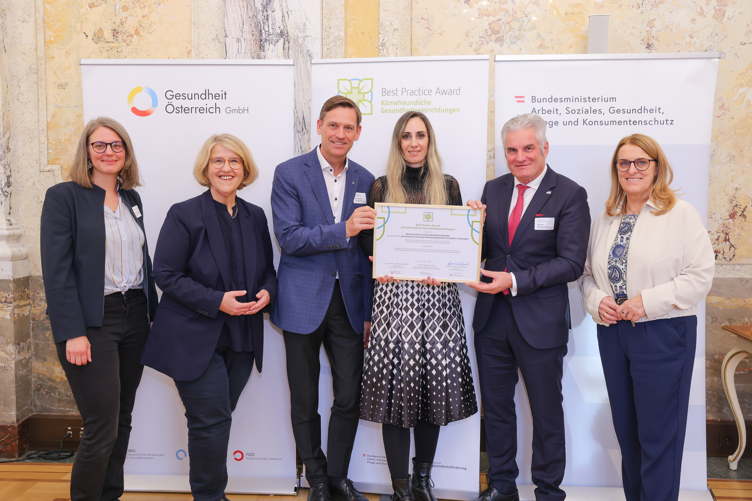 Gruppenfoto bei der Preisverleihung des Best Practice Award „Klimafreundliche Gesundheitseinrichtungen“ 2025 mit Vertreter:innen des BMASGPK, der Gesundheit Österreich GmbH und der ausgezeichneten Einrichtung.