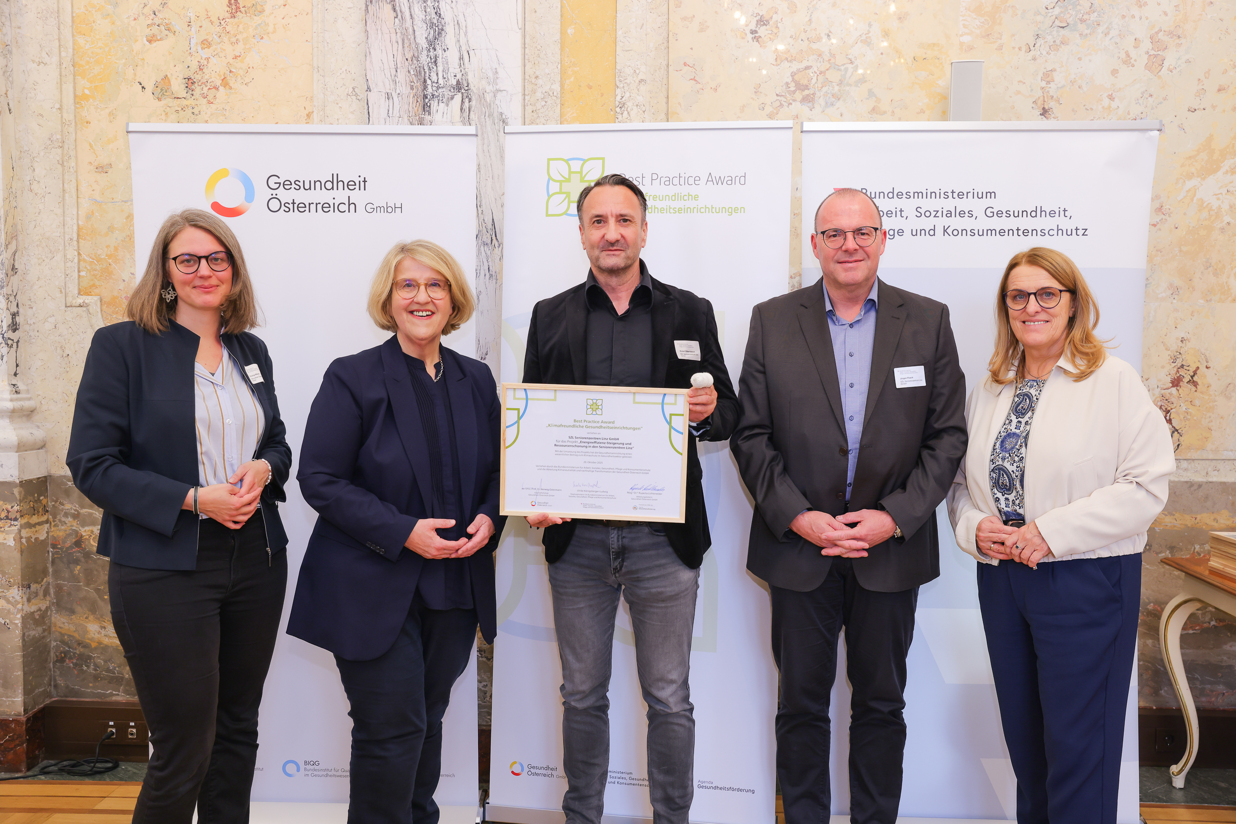 Gruppenfoto bei der Preisverleihung des Best Practice Award „Klimafreundliche Gesundheitseinrichtungen“ 2025 mit Vertreter:innen des BMASGPK, der Gesundheit Österreich GmbH und der ausgezeichneten Einrichtung.