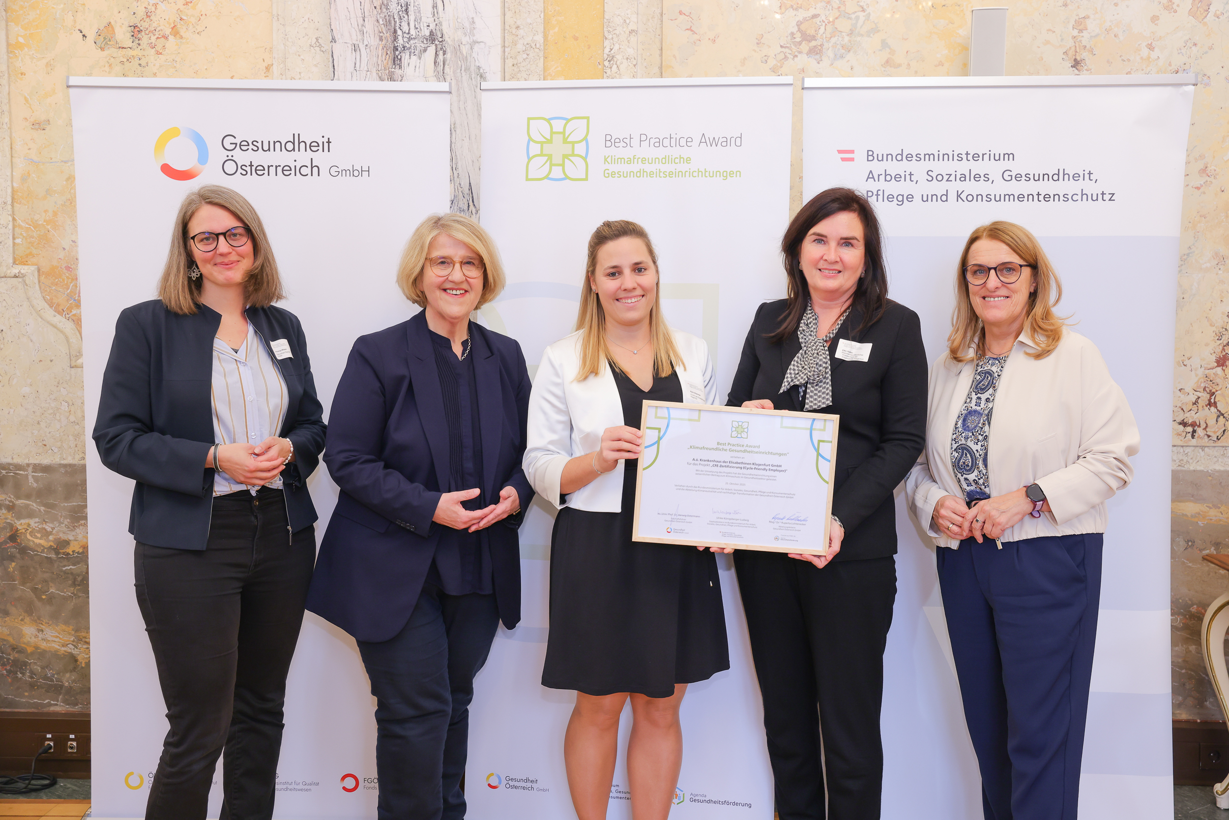 Gruppenfoto bei der Preisverleihung des Best Practice Award „Klimafreundliche Gesundheitseinrichtungen“ 2025 mit Vertreter:innen des BMASGPK, der Gesundheit Österreich GmbH und der ausgezeichneten Einrichtung.