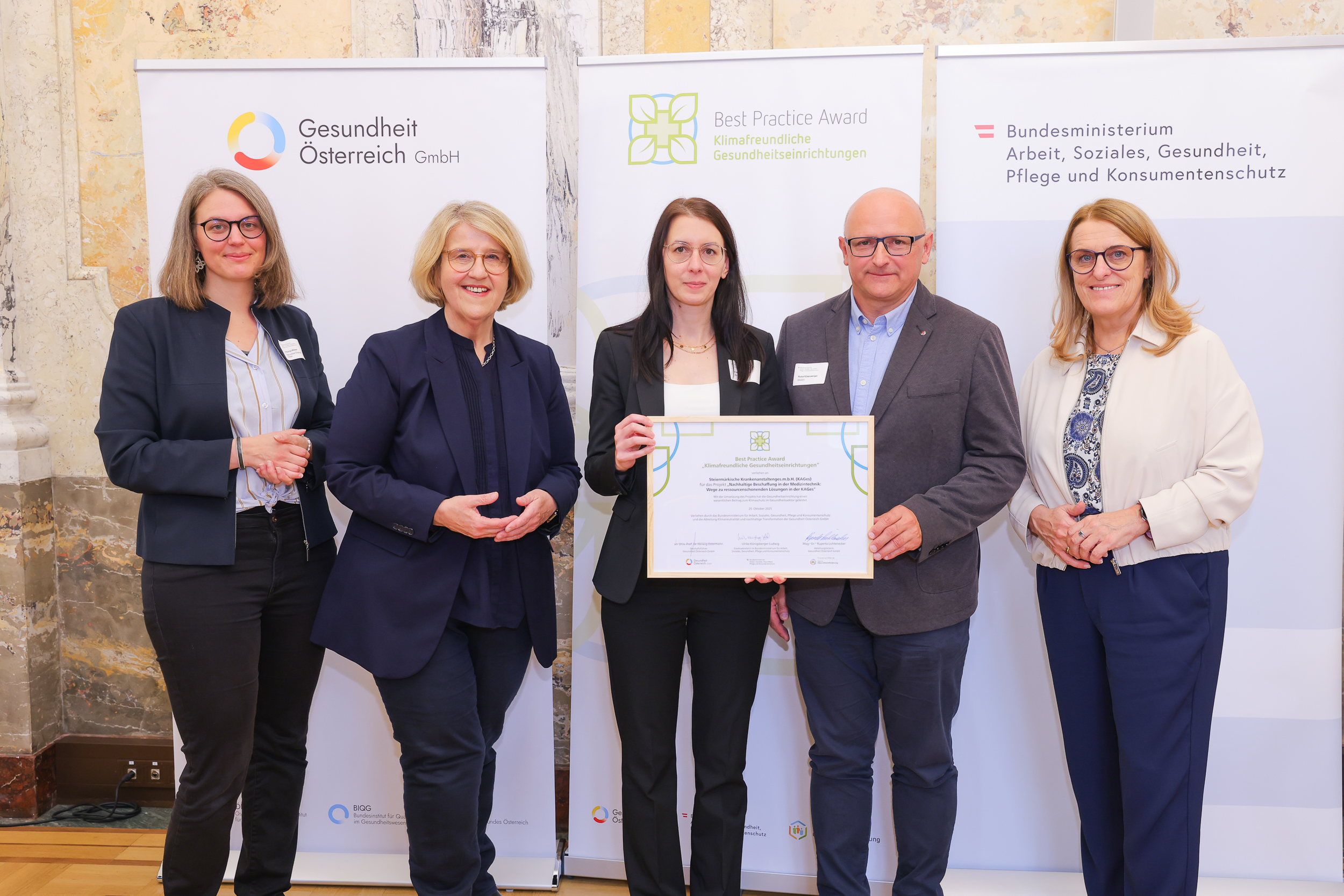 Gruppenfoto bei der Preisverleihung des Best Practice Award „Klimafreundliche Gesundheitseinrichtungen“ 2025 mit Vertreter:innen des BMASGPK, der Gesundheit Österreich GmbH und der ausgezeichneten Einrichtung.