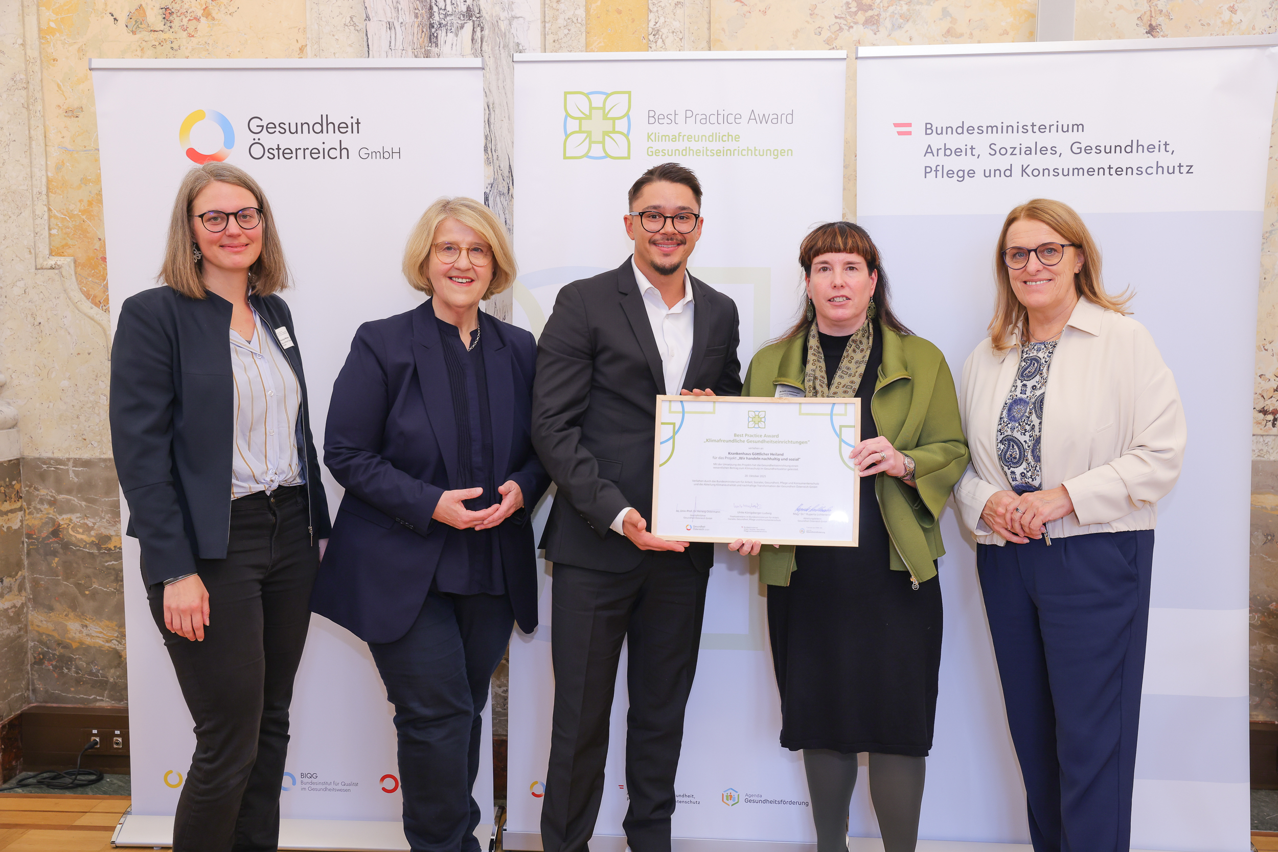 Gruppenfoto bei der Preisverleihung des Best Practice Award „Klimafreundliche Gesundheitseinrichtungen“ 2025 mit Vertreter:innen des BMASGPK, der Gesundheit Österreich GmbH und der ausgezeichneten Einrichtung.