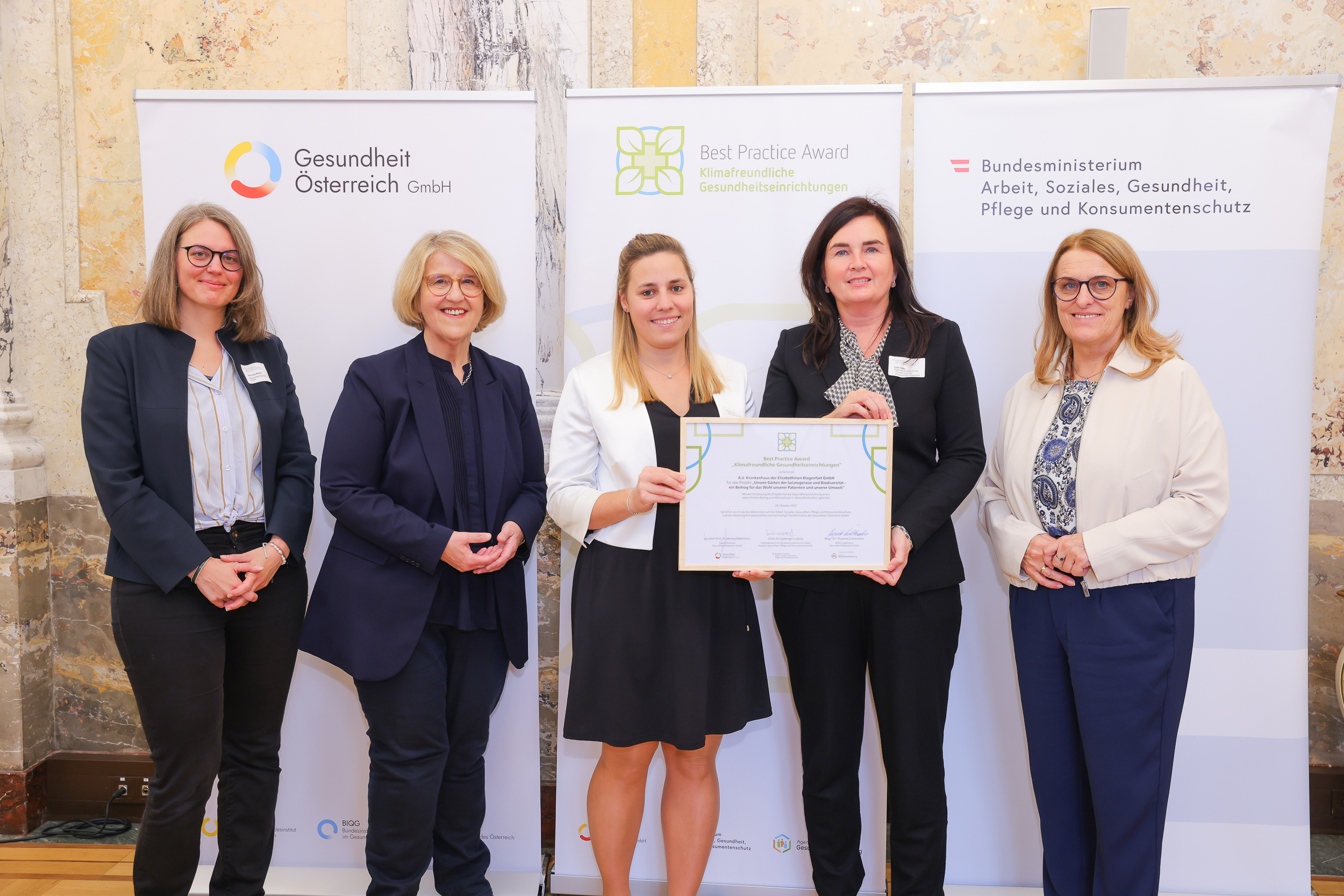 Gruppenfoto bei der Preisverleihung des Best Practice Award „Klimafreundliche Gesundheitseinrichtungen“ 2025 mit Vertreter:innen des BMASGPK, der Gesundheit Österreich GmbH und der ausgezeichneten Einrichtung.