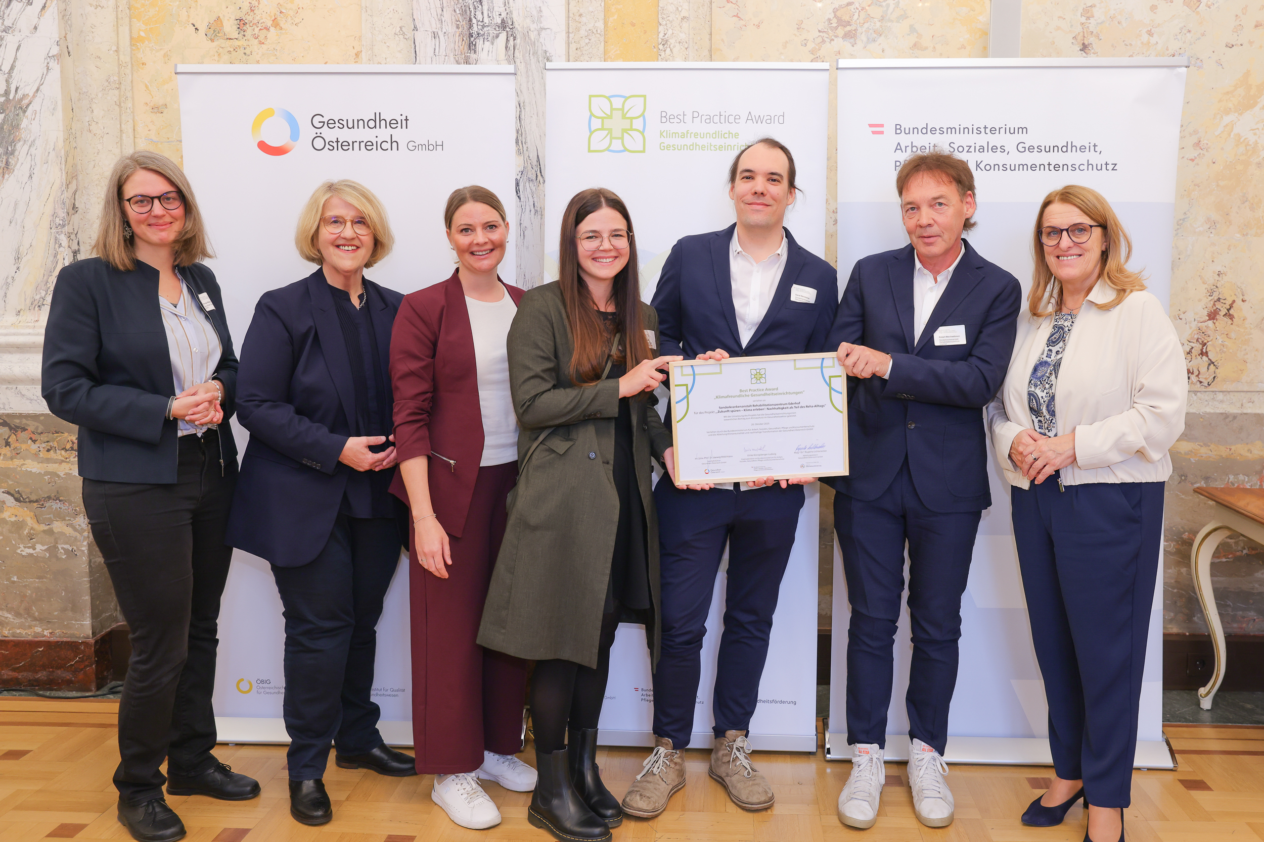 Gruppenfoto bei der Preisverleihung des Best Practice Award „Klimafreundliche Gesundheitseinrichtungen“ 2025 mit Vertreter:innen des BMASGPK, der Gesundheit Österreich GmbH und der ausgezeichneten Einrichtung.