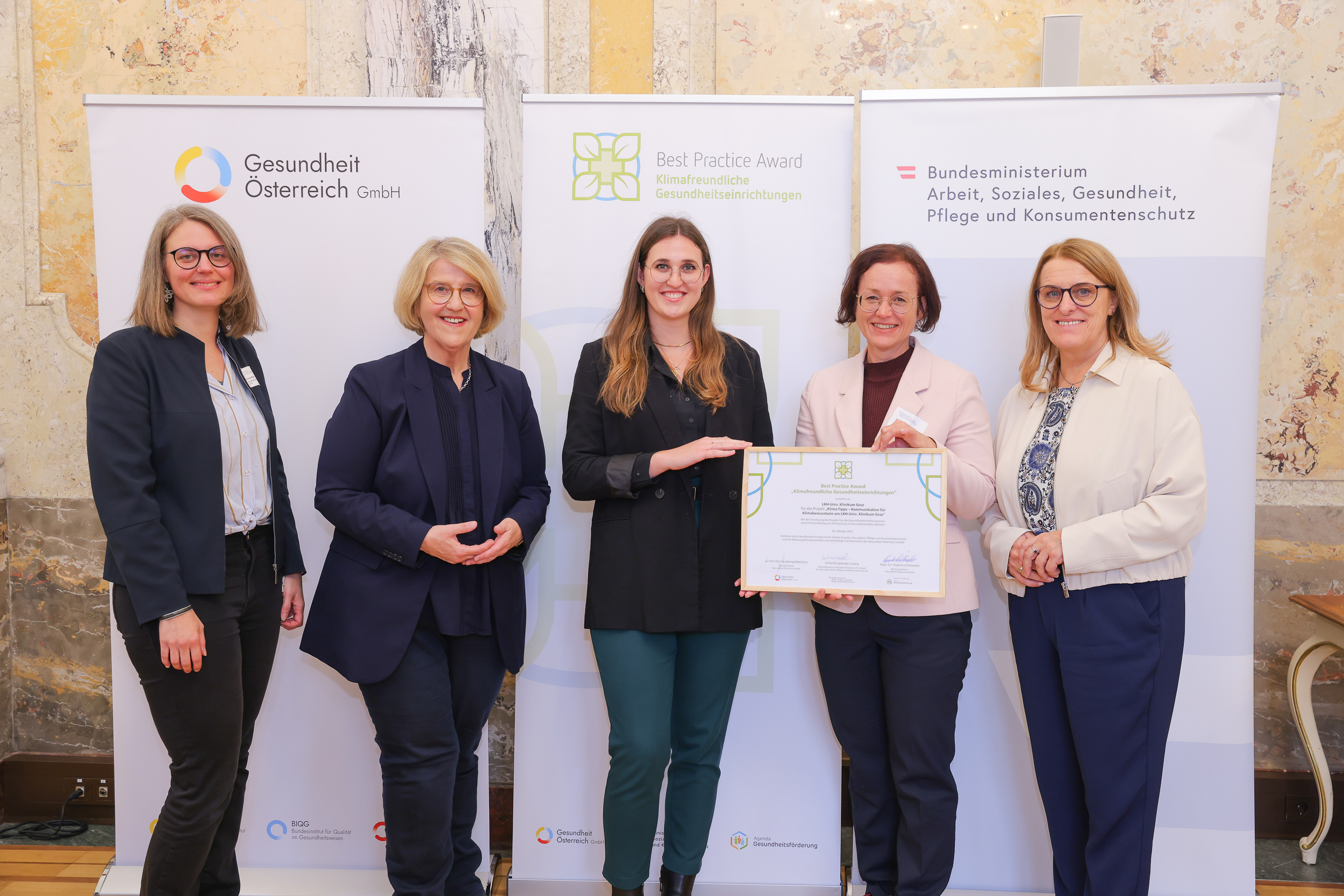 Gruppenfoto bei der Preisverleihung des Best Practice Award „Klimafreundliche Gesundheitseinrichtungen“ 2025 mit Vertreter:innen des BMASGPK, der Gesundheit Österreich GmbH und der ausgezeichneten Einrichtung.