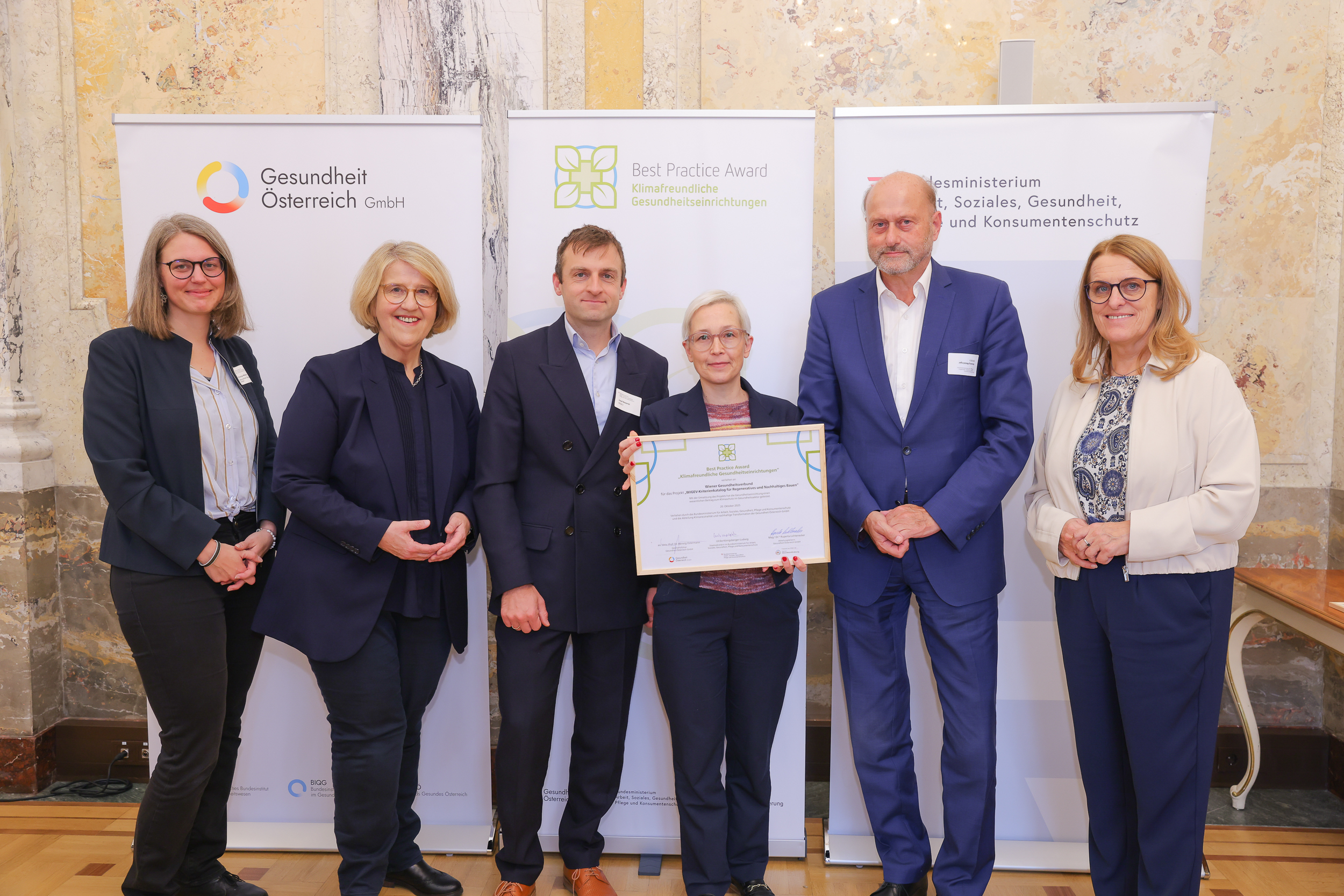 Gruppenfoto bei der Preisverleihung des Best Practice Award „Klimafreundliche Gesundheitseinrichtungen“ 2025 mit Vertreter:innen des BMASGPK, der Gesundheit Österreich GmbH und der ausgezeichneten Einrichtung.