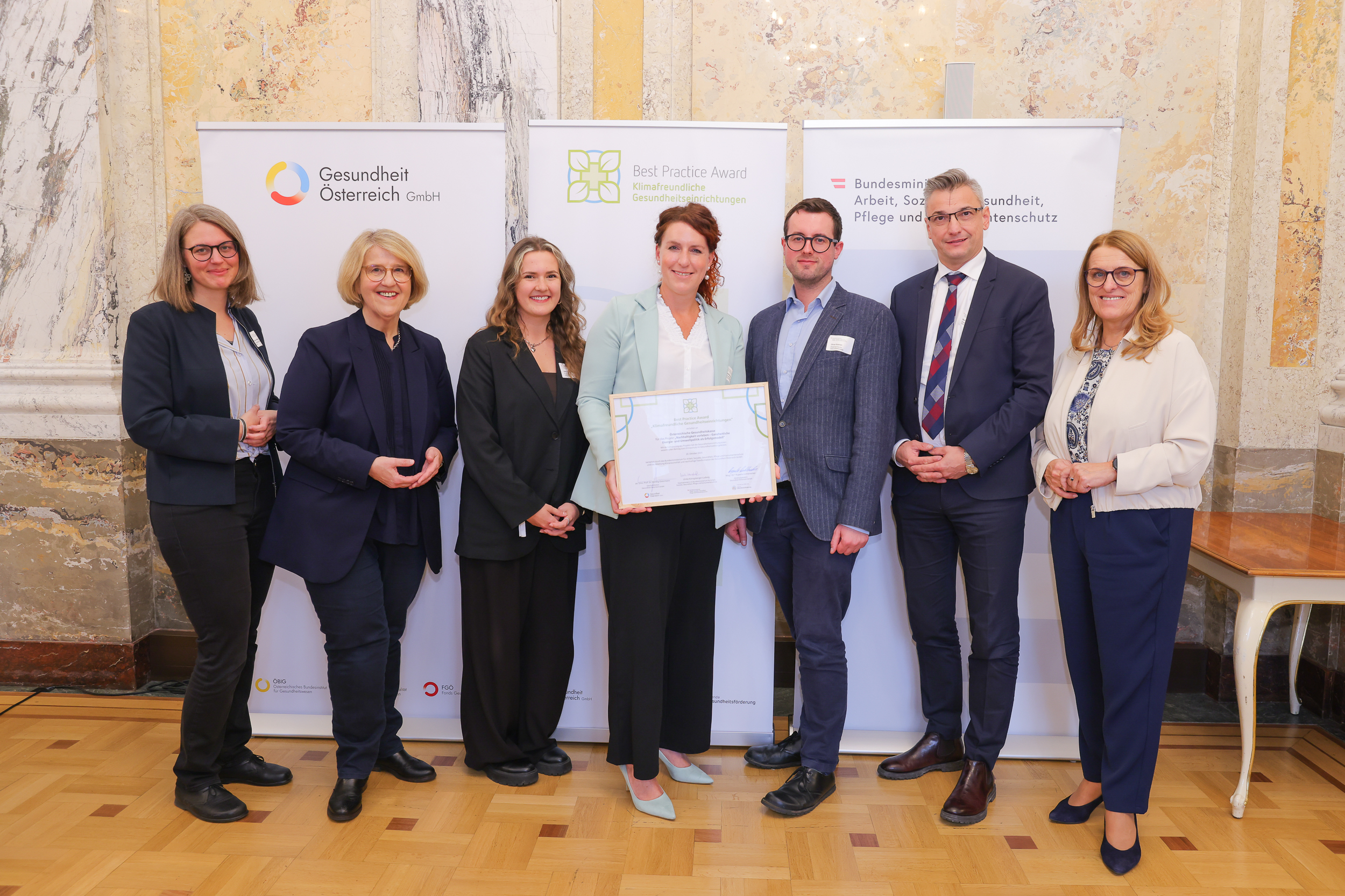Gruppenfoto bei der Preisverleihung des Best Practice Award „Klimafreundliche Gesundheitseinrichtungen“ 2025 mit Vertreter:innen des BMASGPK, der Gesundheit Österreich GmbH und der ausgezeichneten Einrichtung.