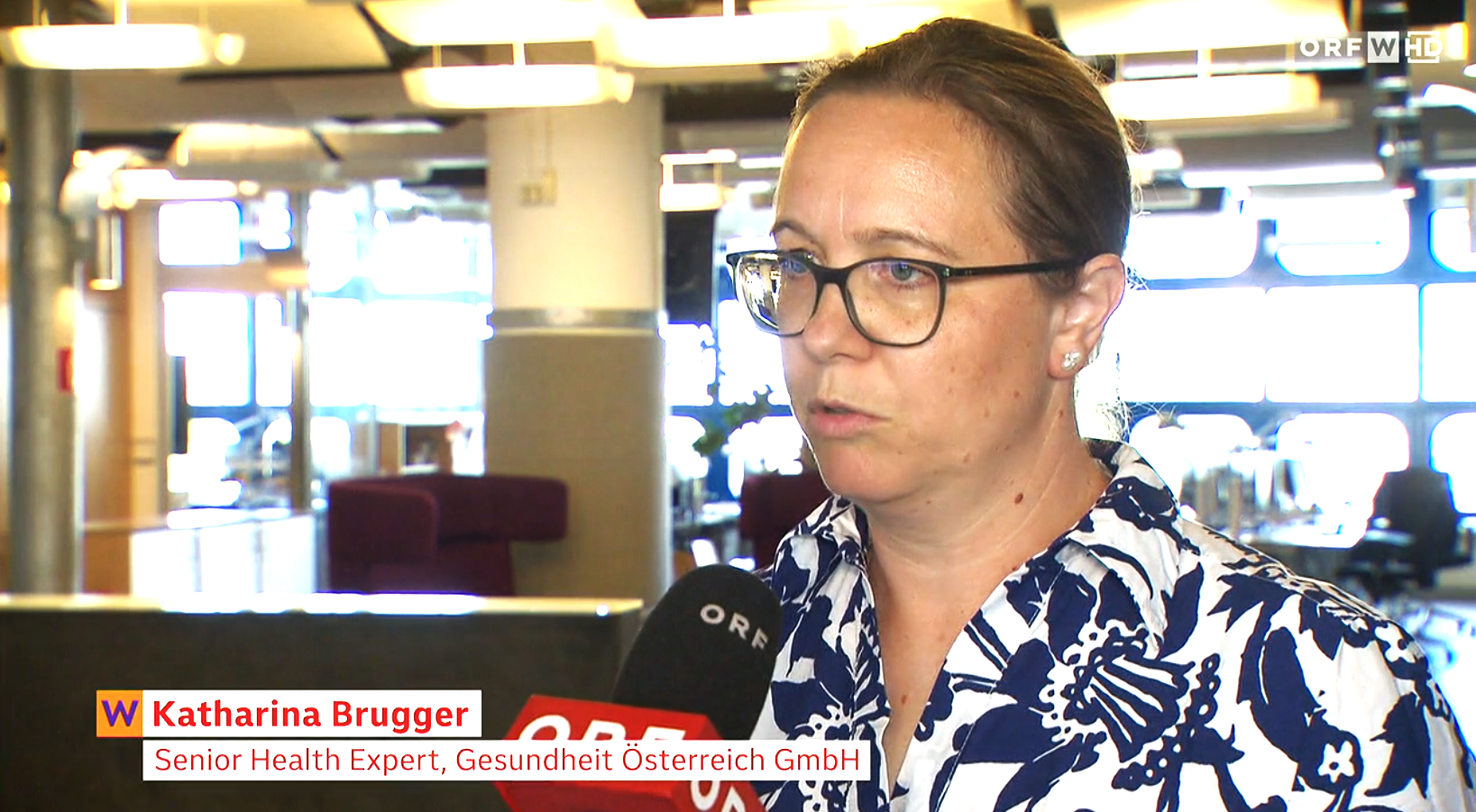ORF-Interview in „Wien heute“ zur Hitzebelastung von Gesundheitseinrichtungen. Eingeblendete Bauchbinde: Katharina Brugger, Senior Health Expert, Gesundheit Österreich GmbH.