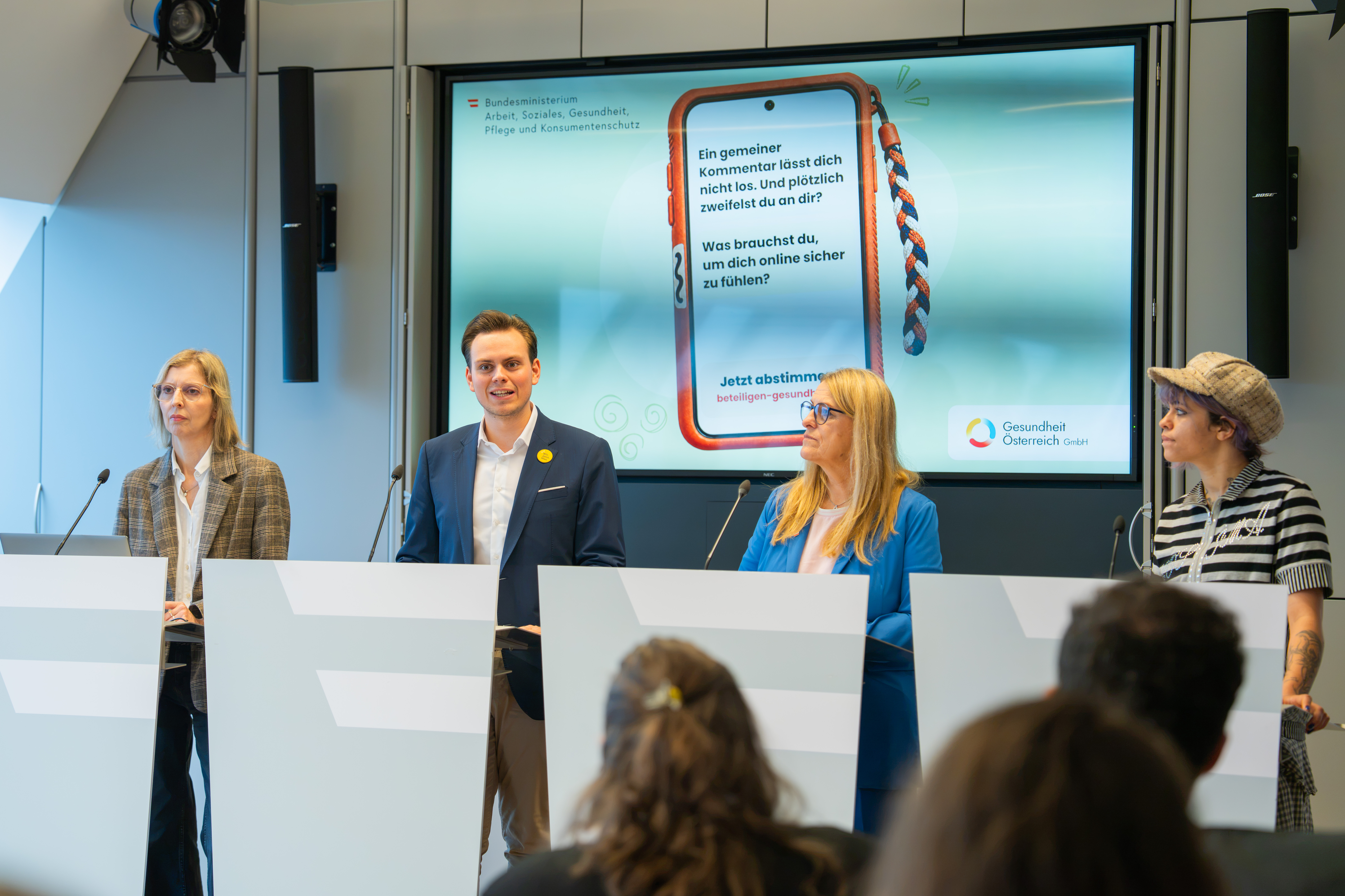 Gerlinde Rohrauer-Näf, Moritz Mittermann, Ulrike Königsberger-Ludwig und Leolinilla Buba Lolay bei der Pressekonferenz zu Social Media und KI.