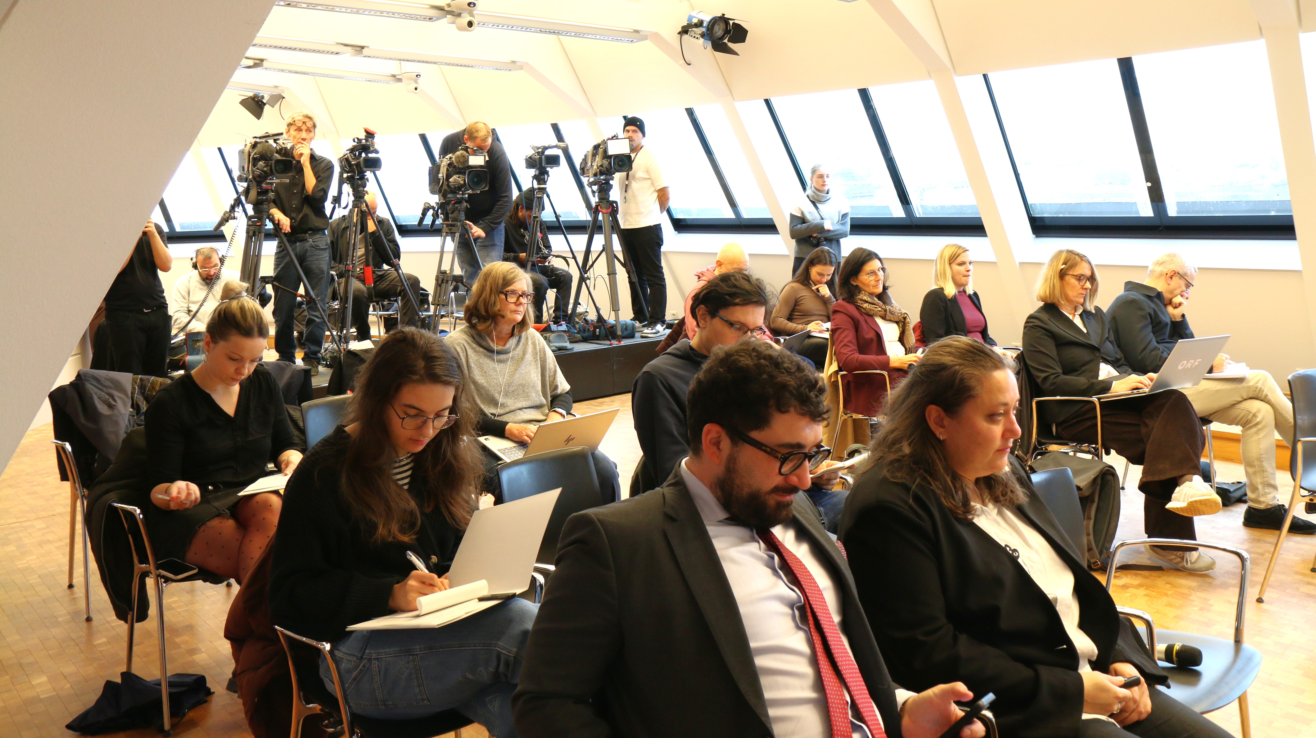 Journalist und Kamerateams verfolgen die Pressekonferenz zur Jugendbeteiligung und zu geplanten Unterstützungsangeboten für junge Menschen im Umgang mit Social Media und KI.