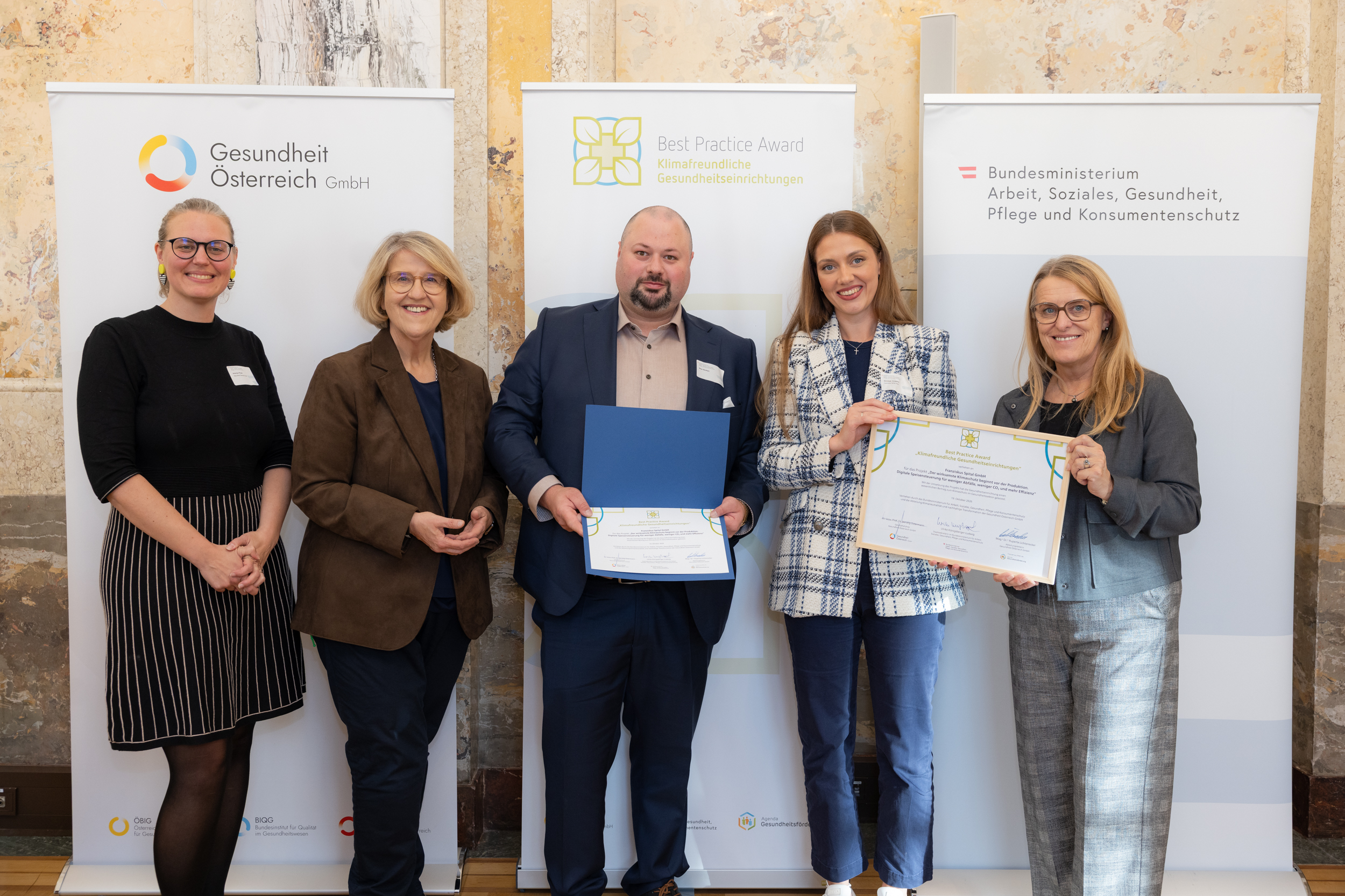 Der wirksamste Klimaschutz beginnt vor der Produktion: Digitale Speisensteuerung für weniger Abfälle, weniger CO₂ und mehr Effizienz – Franziskus Spital GmbH. Best Practice Award.