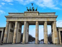 Brandenburger Tor in Berlin bei blauem Himmel – berühmtes Wahrzeichen und Symbol für Geschichte, Einheit und Demokratie in Deutschland.