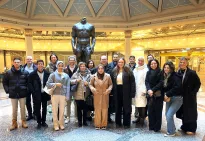 Teilnehmer:innen der Vienna Winter School 2025 beim Besuch im Bundesministerium für Soziales, Gesundheit, Pflege und Konsumentenschutz in der Eingangshalle.