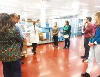 Teilnehmer:innen der Vienna Winter School 2025 bei einer Führung durch die Logistik der Spitalsapotheke in der Klinik Favoriten.