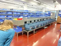 Teilnehmer:innen der Vienna Winter School 2025 bei einer Führung durch die Logistik der Spitalsapotheke in der Klinik Favoriten.