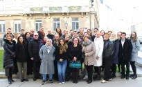 Gruppenfoto der Teilnehmer:innen der Vienna Winter School 2025 vor einem historischen Gebäude in Wien.