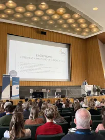 Auftakt des Kongress Armut und Gesundheit 2025 im Audimax: Expert:innen aus Politik, Wissenschaft und Praxis eröffnen das Jubiläum mit Impulsen für mehr Gesundheit und Gerechtigkeit.