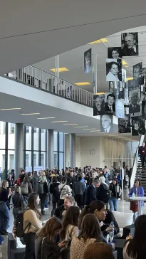 Volles Haus beim Kongress Armut und Gesundheit 2025: Austausch, Networking und Inspiration im lebendigen Foyer der Freien Universität Berlin.