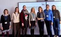 Sieben Frauen vor Präsentation zum Thema Partizipation in der Gesundheitsförderung – aufgenommen beim Kongress Armut und Gesundheit 2025 in Berlin.