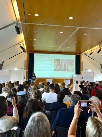 Vortrag zu Selfdiagnosis und Mental Health auf TikTok beim 8. FrauenGesundheitsDialog – großes Publikumsinteresse.