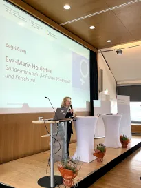 Eva-Maria Holzleitner eröffnet den 8. FrauenGesundheitsDialog 2025 in Wien.