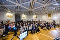 Blick in den prall gefüllten Veranstaltungssaal bei der Verleihung des Österreichischen Verwaltungspreises 2025. Zahlreiche Gäste aus Verwaltung, Politik und Organisationen verfolgen die Preisverleihung.