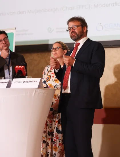 Herwig Ostermann, Geschäftsführer der Gesundheit Österreich GmbH, spricht bei einer Konferenz zur Primärversorgung in Österreich 2030. Neben ihm Ewout Van Ginniken und Stephanie Poggenburg.