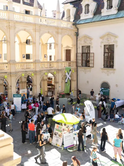 Blick in den Innenhof der Grazer Landhaushof-Passage während der Jugendgesundheitskonferenz 2025: Jugendliche besuchen interaktive Infostände.