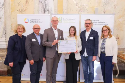 Gruppenfoto bei der Preisverleihung des Best Practice Award „Klimafreundliche Gesundheitseinrichtungen“ 2025 mit Vertreter:innen des BMASGPK, der Gesundheit Österreich GmbH und der ausgezeichneten Einrichtung.