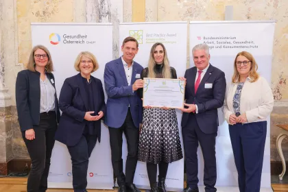 Gruppenfoto bei der Preisverleihung des Best Practice Award „Klimafreundliche Gesundheitseinrichtungen“ 2025 mit Vertreter:innen des BMASGPK, der Gesundheit Österreich GmbH und der ausgezeichneten Einrichtung.