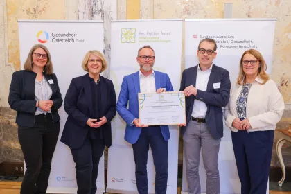 Gruppenfoto bei der Preisverleihung des Best Practice Award „Klimafreundliche Gesundheitseinrichtungen“ 2025 mit Vertreter:innen des BMASGPK, der Gesundheit Österreich GmbH und der ausgezeichneten Einrichtung.