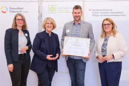 Gruppenfoto bei der Preisverleihung des Best Practice Award „Klimafreundliche Gesundheitseinrichtungen“ 2025 mit Vertreter:innen des BMASGPK, der Gesundheit Österreich GmbH und der ausgezeichneten Einrichtung.