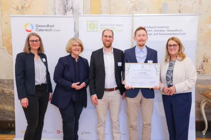 Gruppenfoto bei der Preisverleihung des Best Practice Award „Klimafreundliche Gesundheitseinrichtungen“ 2025 mit Vertreter:innen des BMASGPK, der Gesundheit Österreich GmbH und der ausgezeichneten Einrichtung.