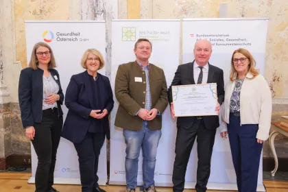 Gruppenfoto bei der Preisverleihung des Best Practice Award „Klimafreundliche Gesundheitseinrichtungen“ 2025 mit Vertreter:innen des BMASGPK, der Gesundheit Österreich GmbH und der ausgezeichneten Einrichtung.