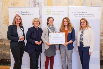 Gruppenfoto bei der Preisverleihung des Best Practice Award „Klimafreundliche Gesundheitseinrichtungen“ 2025 mit Vertreter:innen des BMASGPK, der Gesundheit Österreich GmbH und der ausgezeichneten Einrichtung.