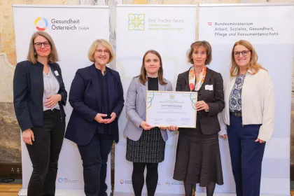 Gruppenfoto bei der Preisverleihung des Best Practice Award „Klimafreundliche Gesundheitseinrichtungen“ 2025 mit Vertreter:innen des BMASGPK, der Gesundheit Österreich GmbH und der ausgezeichneten Einrichtung.