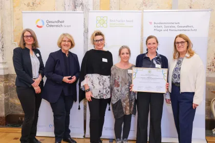 Gruppenfoto bei der Preisverleihung des Best Practice Award „Klimafreundliche Gesundheitseinrichtungen“ 2025 mit Vertreter:innen des BMASGPK, der Gesundheit Österreich GmbH und der ausgezeichneten Einrichtung.