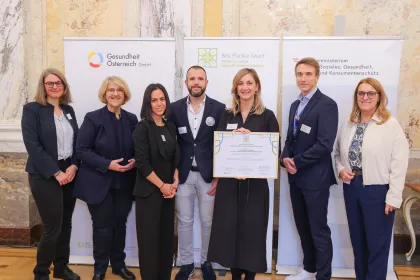 Gruppenfoto bei der Preisverleihung des Best Practice Award „Klimafreundliche Gesundheitseinrichtungen“ 2025 mit Vertreter:innen des BMASGPK, der Gesundheit Österreich GmbH und der ausgezeichneten Einrichtung.