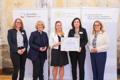 Gruppenfoto bei der Preisverleihung des Best Practice Award „Klimafreundliche Gesundheitseinrichtungen“ 2025 mit Vertreter:innen des BMASGPK, der Gesundheit Österreich GmbH und der ausgezeichneten Einrichtung.