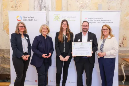 Gruppenfoto bei der Preisverleihung des Best Practice Award „Klimafreundliche Gesundheitseinrichtungen“ 2025 mit Vertreter:innen des BMASGPK, der Gesundheit Österreich GmbH und der ausgezeichneten Einrichtung.