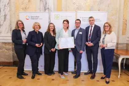 Gruppenfoto bei der Preisverleihung des Best Practice Award „Klimafreundliche Gesundheitseinrichtungen“ 2025 mit Vertreter:innen des BMASGPK, der Gesundheit Österreich GmbH und der ausgezeichneten Einrichtung.