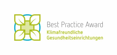 Logo des Best Practice Award für klimafreundliche Gesundheitseinrichtungen – mit grünem Kreuz und vier stilisierten Blättern als Symbol für Nachhaltigkeit.