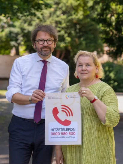 Korinna Schumann und Herwig Ostermann werben für das Hitzetelefon. © BMASGPK/Habermann