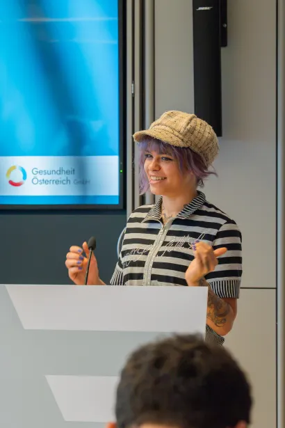 Leolinilla Buba Lolay spricht bei der Pressekonferenz zur Jugendbeteiligung über Social Media und die Erfahrungen junger Menschen.